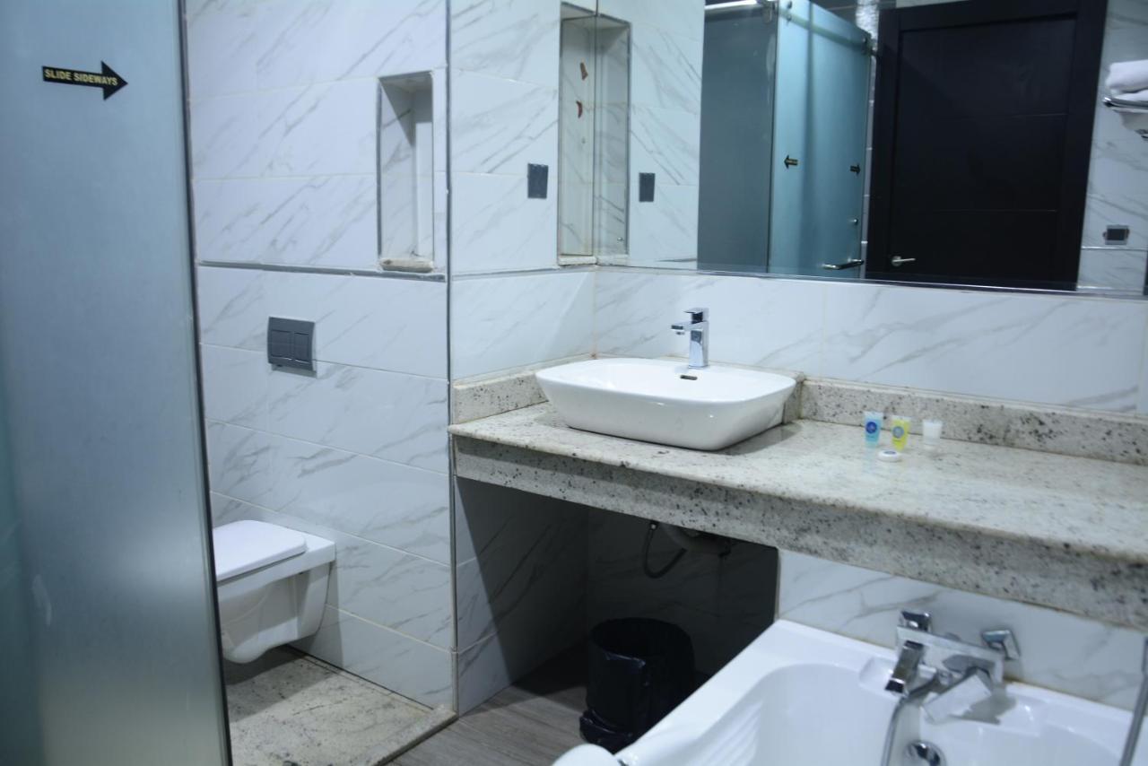 לקי Caesar'S Luxury Hotel מראה חיצוני תמונה