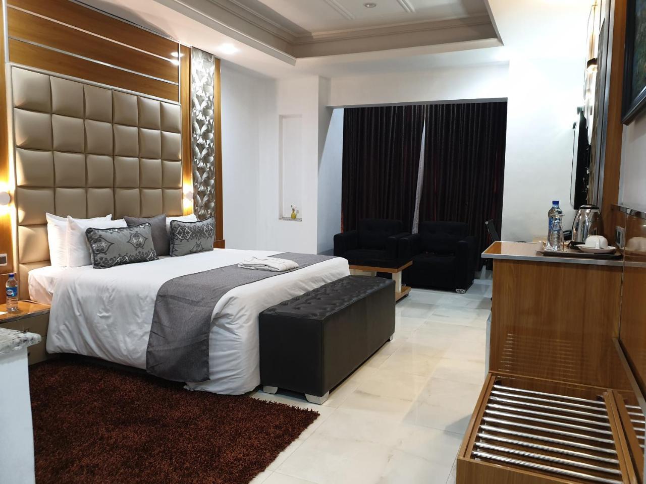 לקי Caesar'S Luxury Hotel מראה חיצוני תמונה
